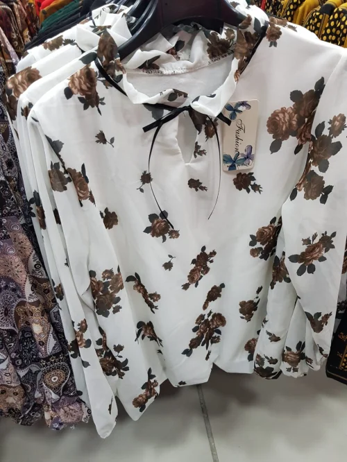 Bluzka damska z modnymi wzorami BL18